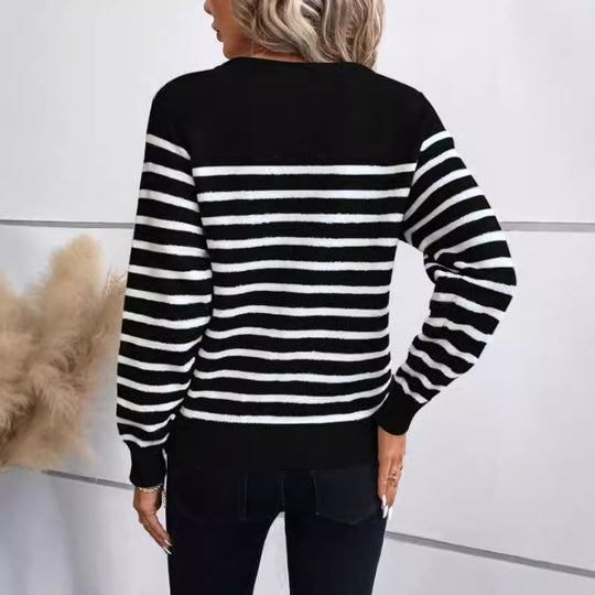 Damen gestreifter Pullover mit dekorativen Knopfdetails und Rundhalsausschnitt Heidi-Mode