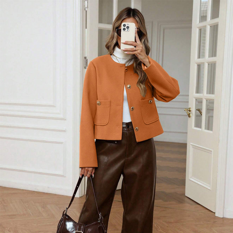 Damen Kurze Blazerjacke mit praktischen Taschen und goldenen Knöpfen Heidi-Mode