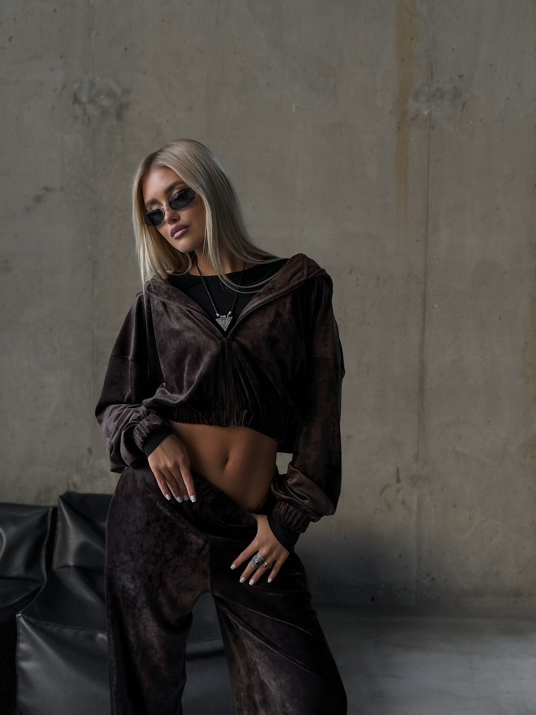 Damen sportliches Velours-Loungewear-Set mit praktischer Kapuze und elastischen Bündchen Heidi-Mode