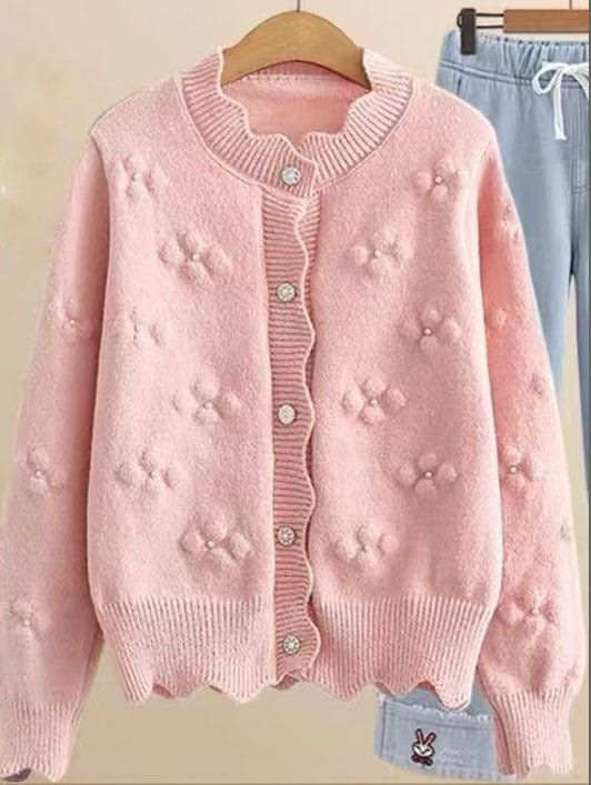 Damen verspielter Strickcardigan mit dekorativen Perlenknöpfen und floralem Design Heidi-Mode