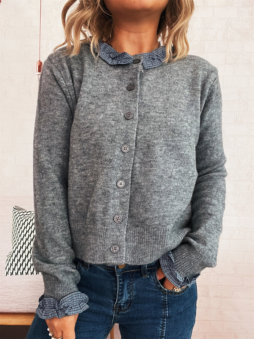 Damen Strickjacke mit abnehmbaren Kragen und Knopfdetails Heidi-Mode