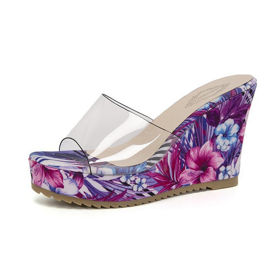 Damen hochhackige Wedge-Pantoletten mit durchsichtiger Riemenführung und floralen Akzenten Heidi-Mode