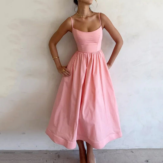 Heidi Mode | Einfarbiges Kleid mit U-Ausschnitt und Strapsen
