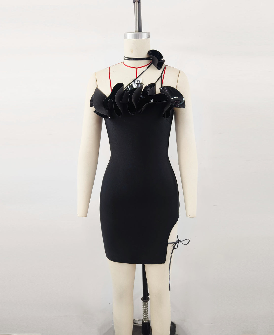 Damen figurbetontes Kleid mit extravagantem Blumenapplikation und seitlichem Schlitz Heidi-Mode