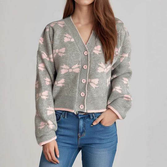 Damen Strickjacke mit verspieltem Schmetterlingsmotiv und dekorativen Knöpfen Heidi-Mode