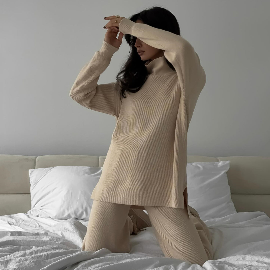 Damen lässiges Strick-Loungewear-Ensemble mit hohem Kragen und seitlichen Schlitzen Heidi-Mode