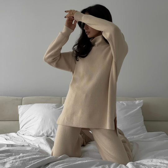 Damen lässiges Strick-Loungewear-Ensemble mit hohem Kragen und seitlichen Schlitzen Heidi-Mode