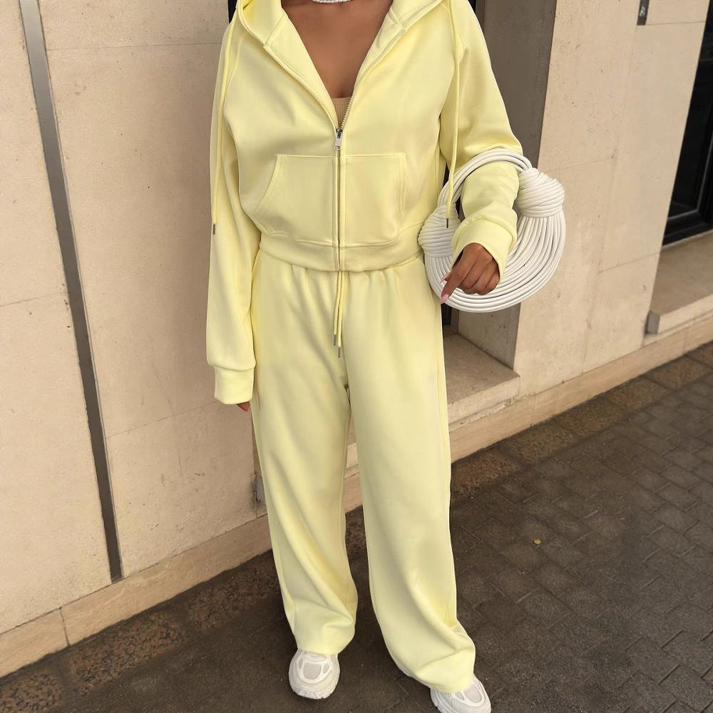 Damen Sportliches Outfit mit cropped Hoodie und weiten Jogginghosen Heidi-Mode