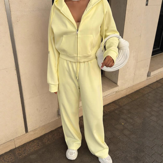 Damen Sportliches Outfit mit cropped Hoodie und weiten Jogginghosen Heidi-Mode