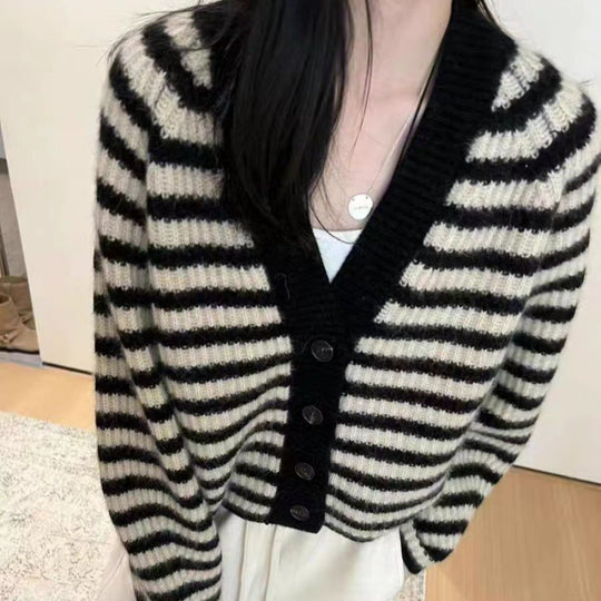 Damen gestreifte Strickjacke mit weitem Schnitt und Knopfdetails Heidi-Mode
