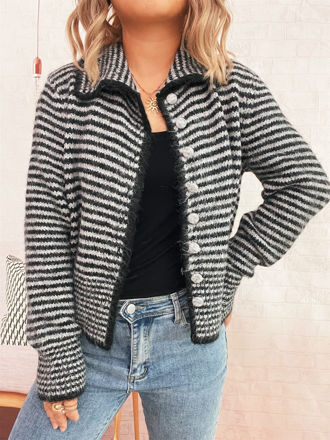 Damen gestrickte Kurzjacke mit modischem Streifenmuster und fluffigen Knöpfen Heidi-Mode