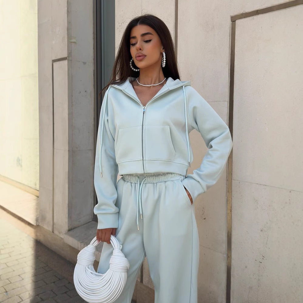 Damen Sportliches Outfit mit cropped Hoodie und weiten Jogginghosen Heidi-Mode