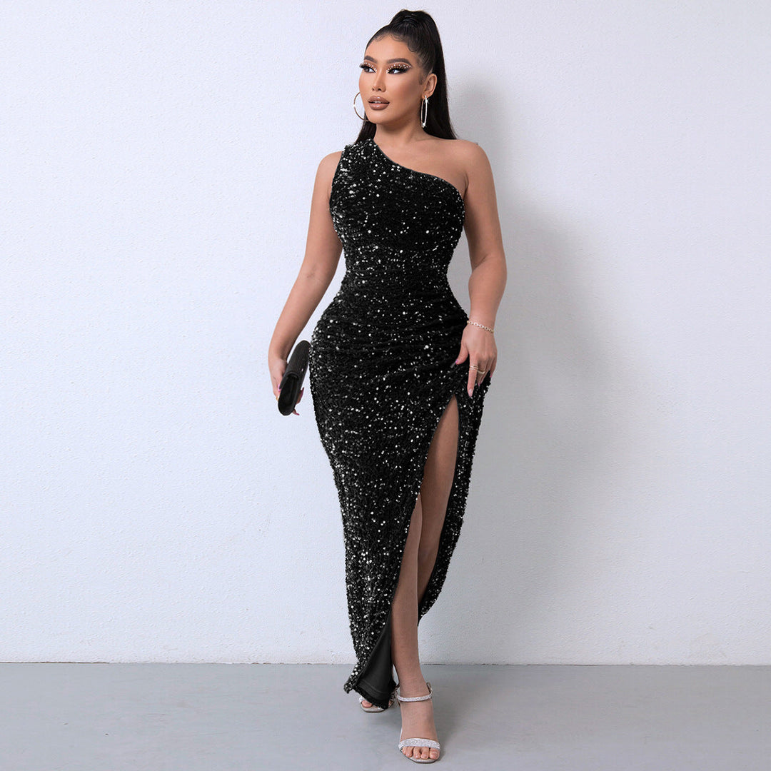 Elegantes Kleid mit One-Shoulder-Pailletten und hohem Schlitz