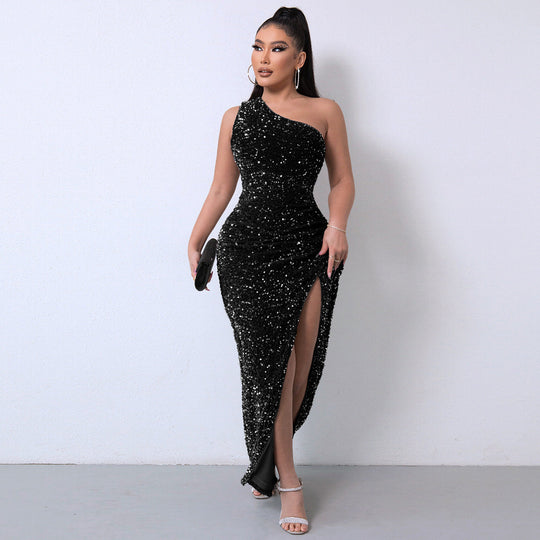 Elegantes Kleid mit One-Shoulder-Pailletten und hohem Schlitz