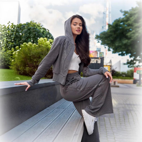 Damen sportliches Loungewear-Set mit Crop-Top und weicher Kapuzenjacke Heidi-Mode