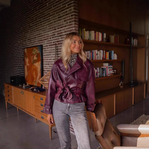 DamenModerne Jacke aus Kunstleder mit Taillengürtel und doppelt gestepptem Design Heidi-Mode