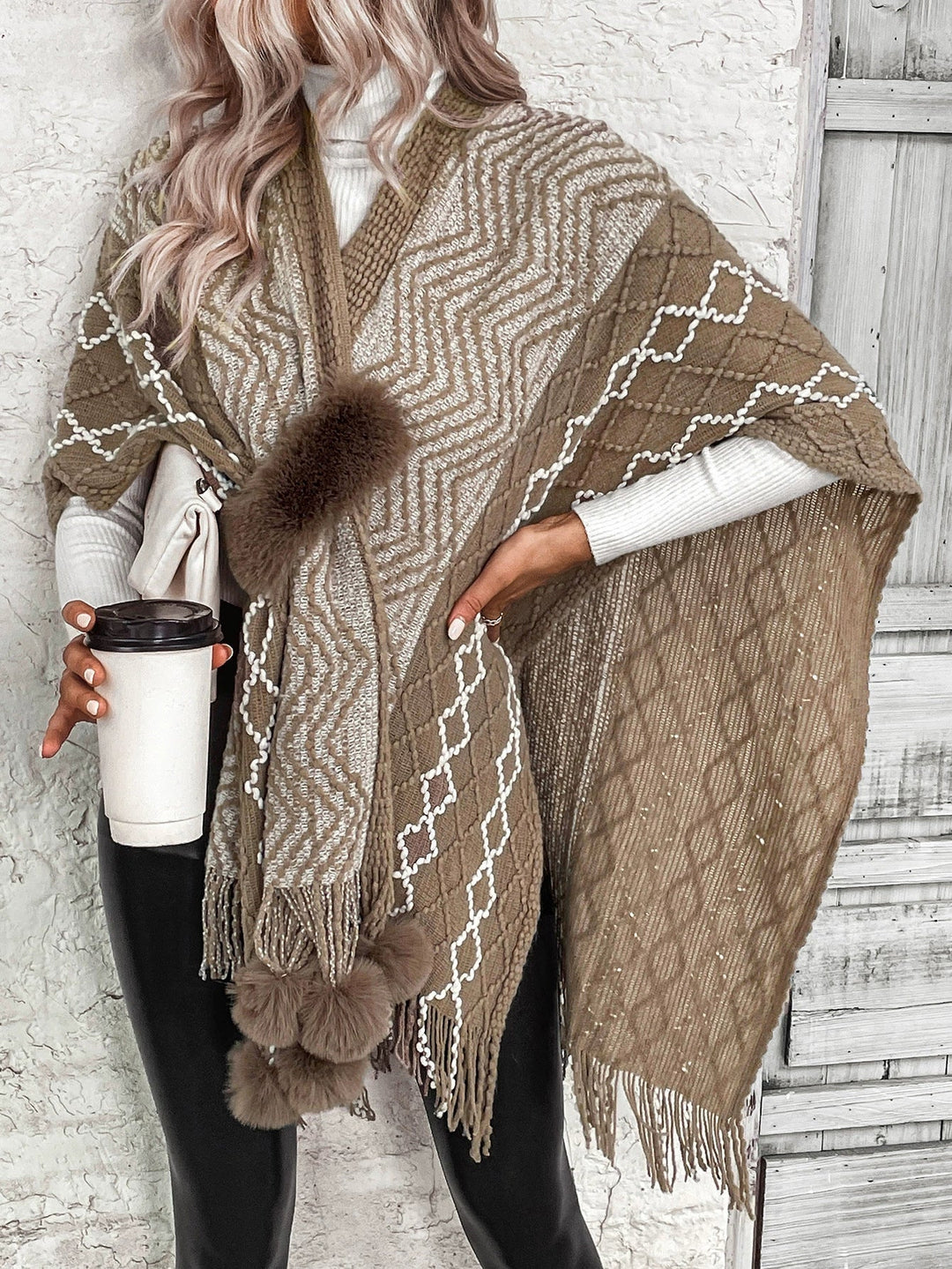 Heidi-Mode | Cape Schal Cardigan Wolle Strick Übergröße Fransen Saum V-Ausschnitt Boho Stil