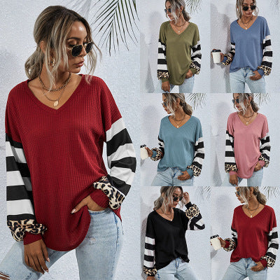 Damen modischer V-Ausschnitt Pullover mit gestreiften Ärmeln und Leopardenmuster Heidi-Mode