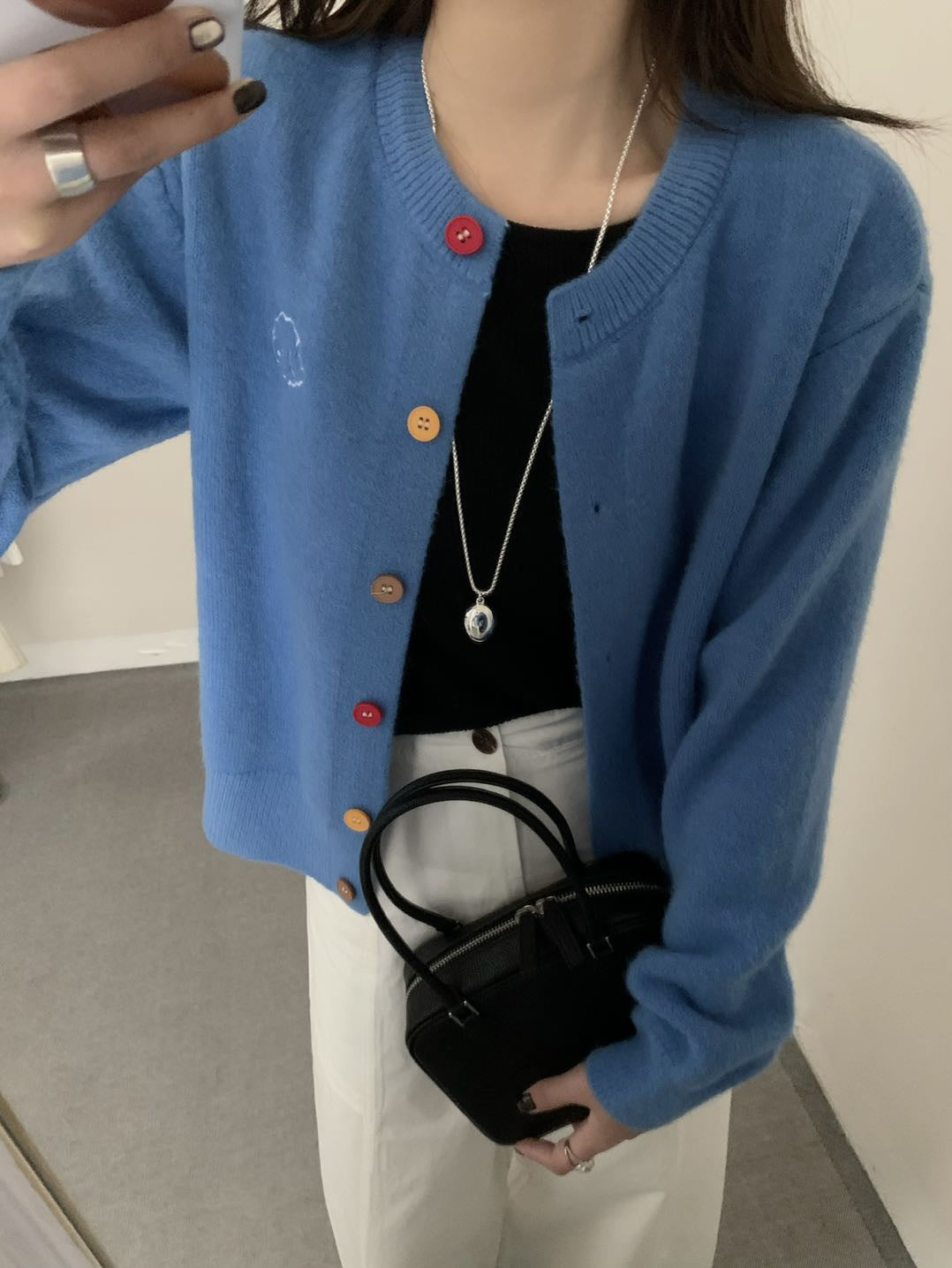 Damen kuschelige Strickjacke mit knöpfbarem Ausschnitt und gesticktem Motiv Heidi-Mode