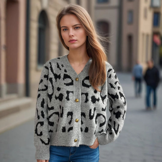 Damen Strickjacke im modernen Leopardenmuster mit Knopfdetails Heidi-Mode