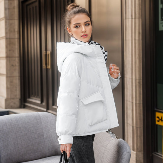 Damen modische kurze Pufferjacke mit Kapuze und praktischen Taschen Heidi-Mode