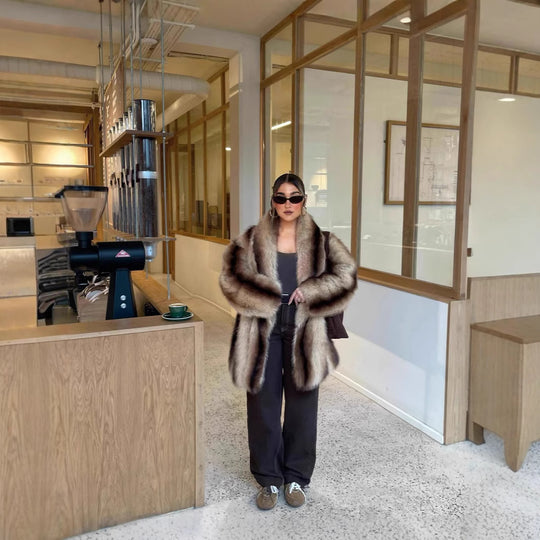 Damen luxuriöser Kunstfellmantel mit breitem Kragen und eleganten Details Heidi-Mode