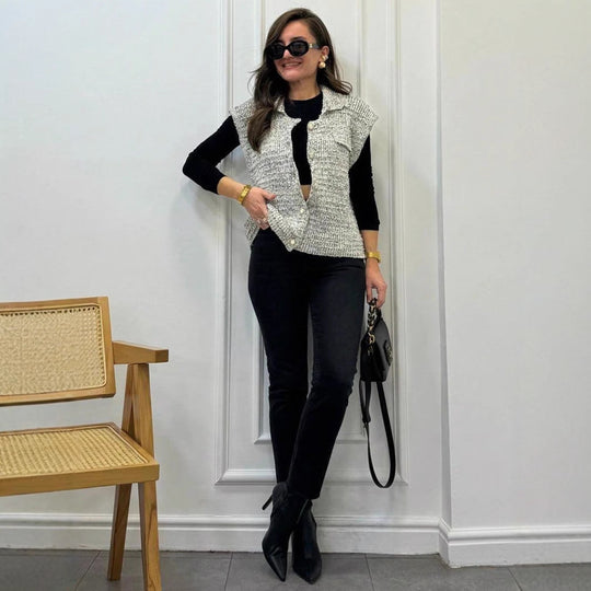 Damen ärmellose Jacke mit strukturiertem Stoff und praktischen Knopfdetails Heidi-Mode