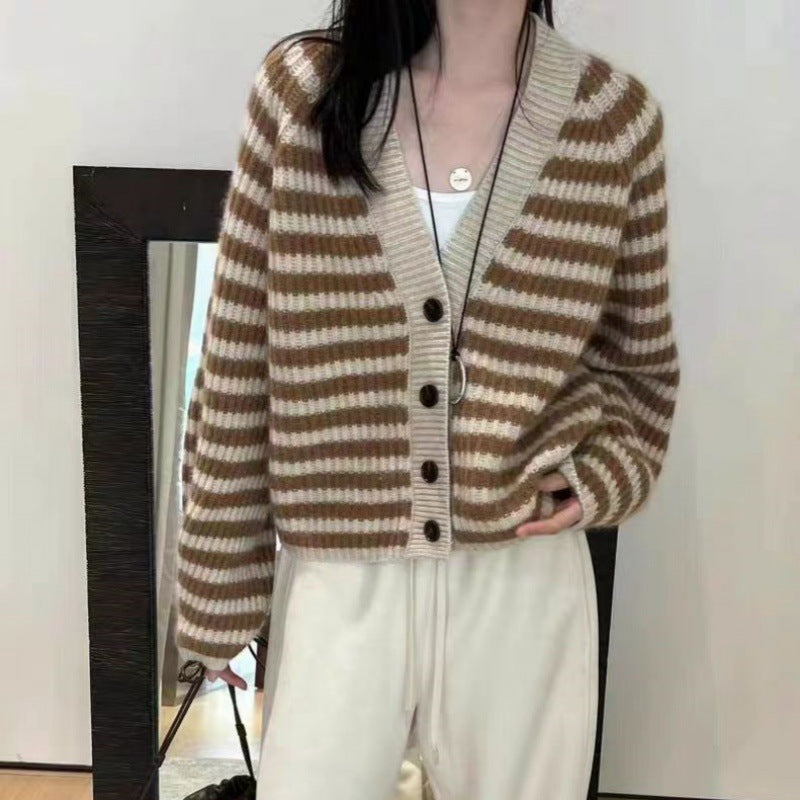 Damen gestreifte Strickjacke mit weitem Schnitt und Knopfdetails Heidi-Mode