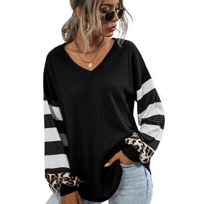 Damen modischer V-Ausschnitt Pullover mit gestreiften Ärmeln und Leopardenmuster Heidi-Mode