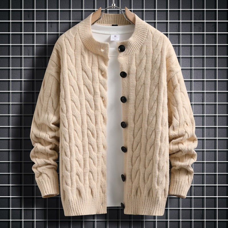 Herren Strickjacke mit modernem Zopfmuster und durchgehendem Knopfverschluss Heidi-Mode