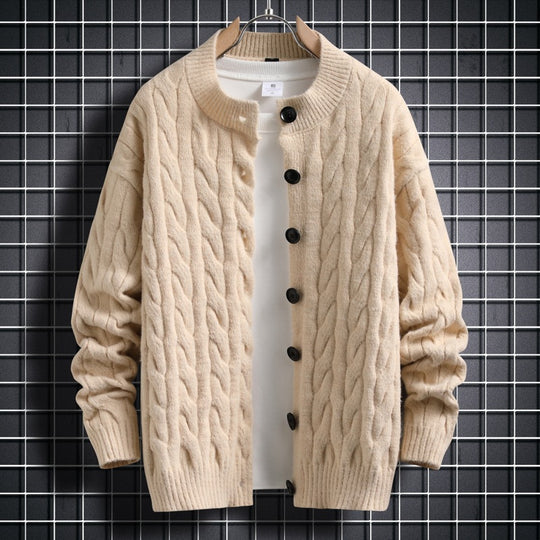 Herren Strickjacke mit modernem Zopfmuster und durchgehendem Knopfverschluss Heidi-Mode