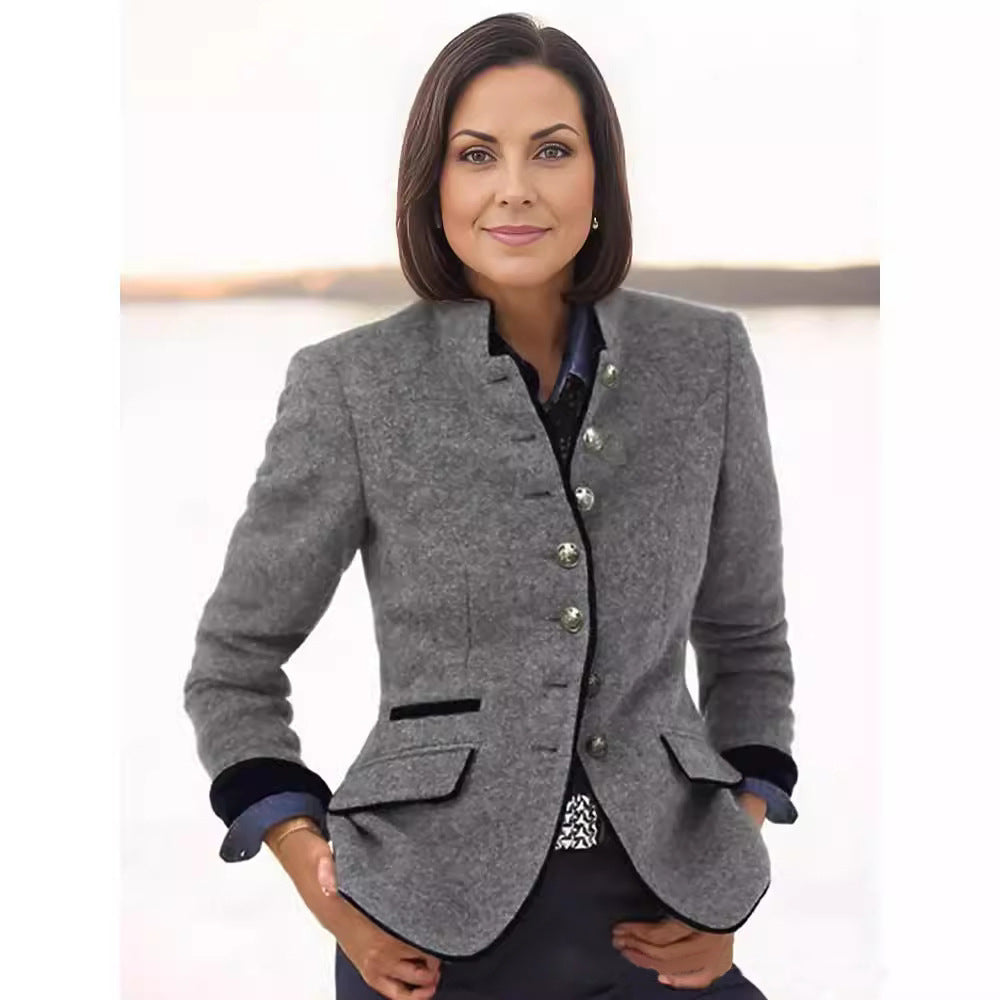 Damen eleganter Blazer mit knöpfbarem Stehkragen und kontrastierenden Taschen Heidi-Mode