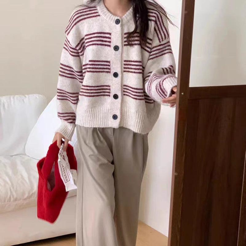 Damen modische Strickjacke mit feiner Streifenstruktur und dekorativen Knöpfen Heidi-Mode