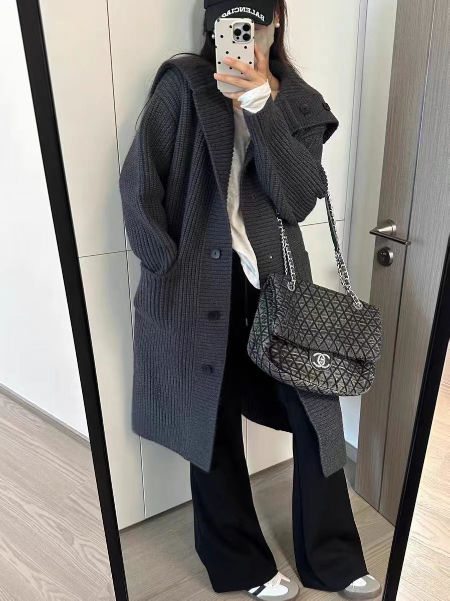 Damen Grobstrickjacke mit voluminösem Schnitt und dekorativen Knöpfen Heidi-Mode