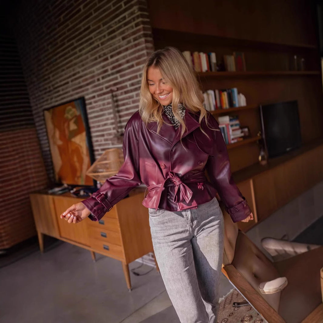 DamenModerne Jacke aus Kunstleder mit Taillengürtel und doppelt gestepptem Design Heidi-Mode