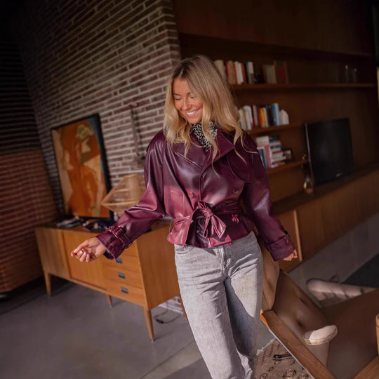 DamenModerne Jacke aus Kunstleder mit Taillengürtel und doppelt gestepptem Design Heidi-Mode