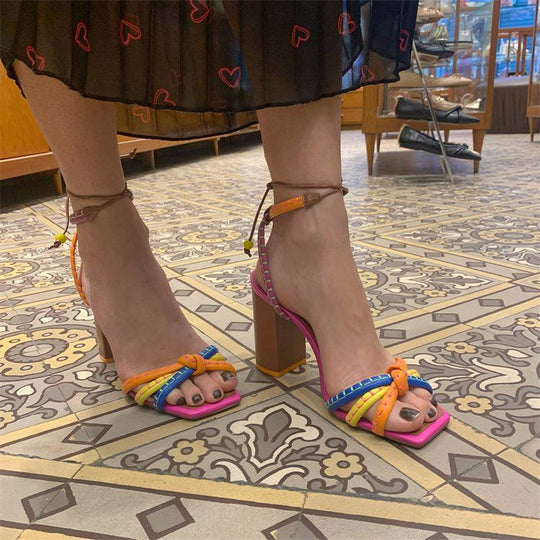 Damen Blockabsatz Sandalen mit verspieltem Riemchen-Design und trendigen Akzenten Heidi-Mode
