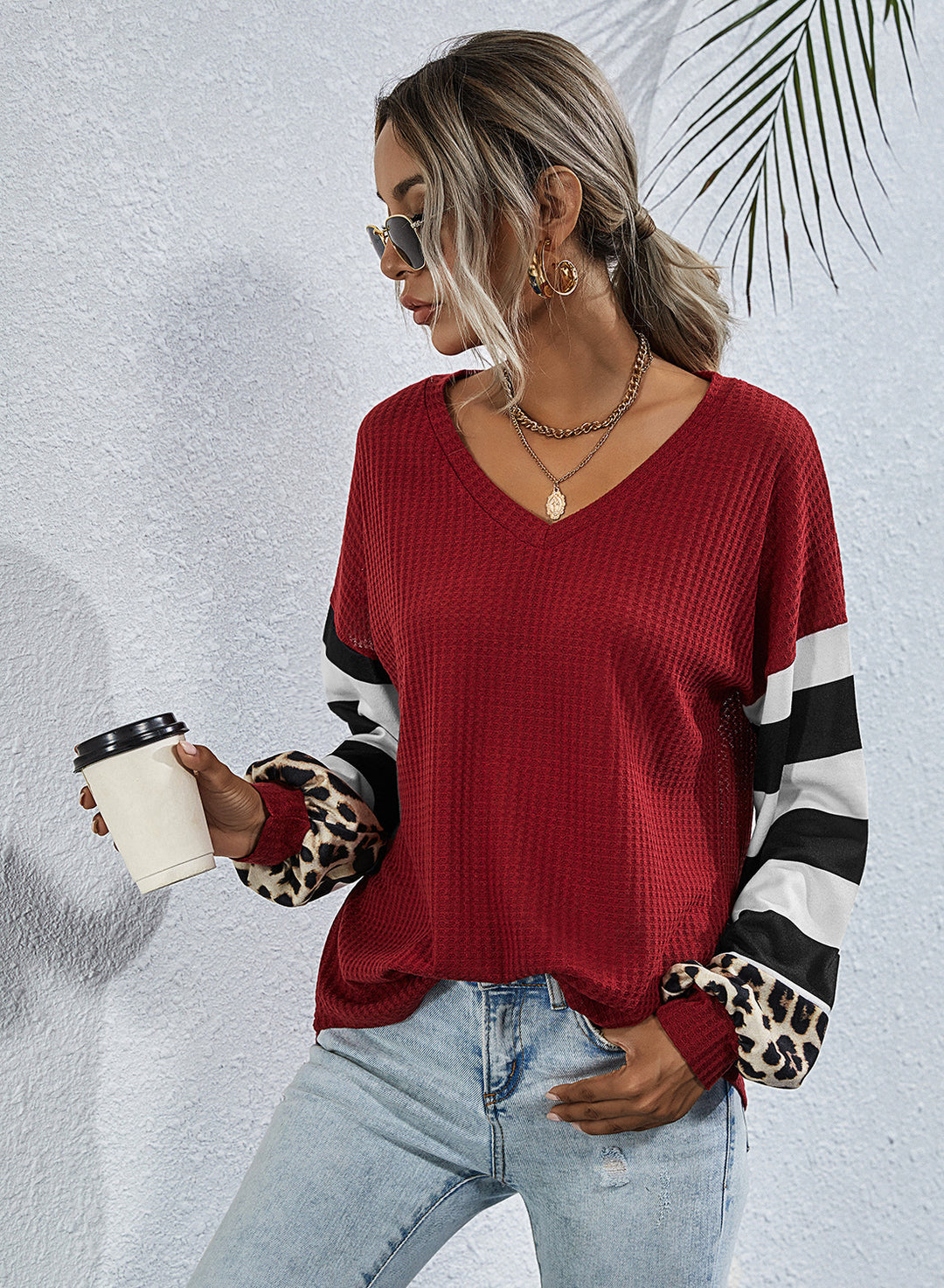 Damen modischer V-Ausschnitt Pullover mit gestreiften Ärmeln und Leopardenmuster Heidi-Mode