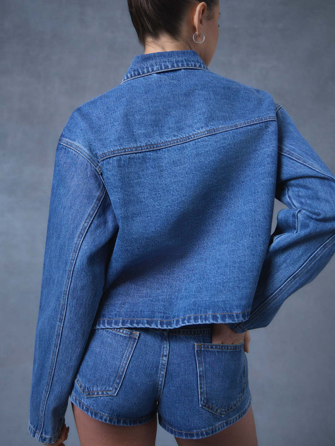 Damen lässige Jeansjacke mit einzigartigem Bindegürtel und trendigem cropped Schnitt Heidi-Mode