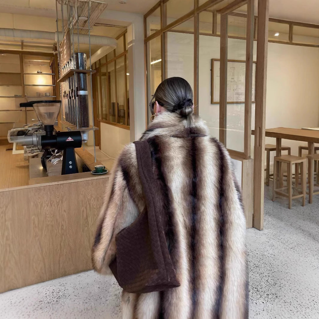 Damen luxuriöser Kunstfellmantel mit breitem Kragen und eleganten Details Heidi-Mode
