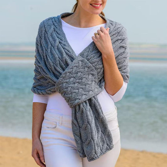 Damen Strickschal mit modernem Zopfmuster und vielseitigem Tragekomfort Heidi-Mode