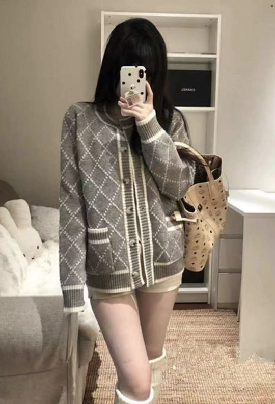 Damen modischer Strickcardigan mit eleganter Rautenmusterstruktur und goldenen Knöpfen Heidi-Mode