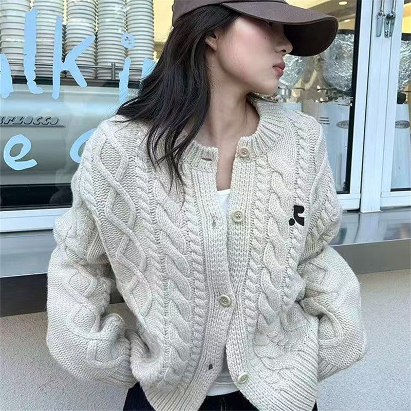 Damen Grobstrickjacke mit elegantem Zopfdesign und einzigartigen Knopfdetails Heidi-Mode