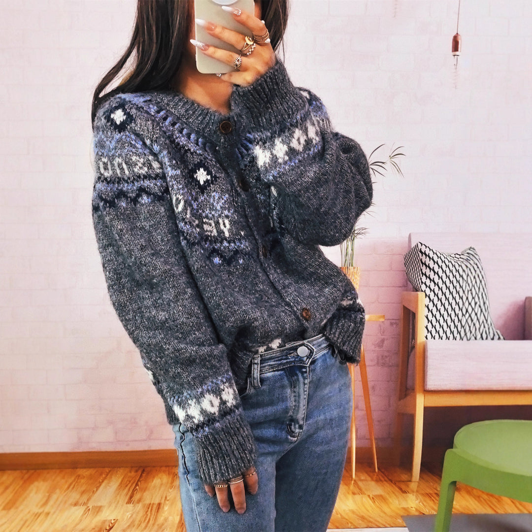 Damen Strickjacke mit buntem nordischen Muster und hochwertigen Holzknöpfen Heidi-Mode