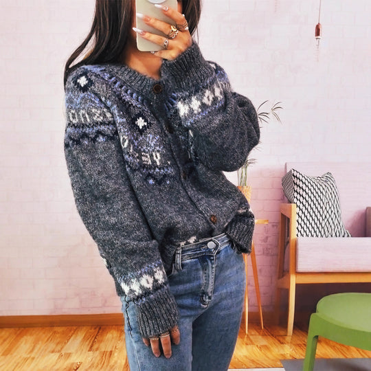 Damen Strickjacke mit buntem nordischen Muster und hochwertigen Holzknöpfen Heidi-Mode