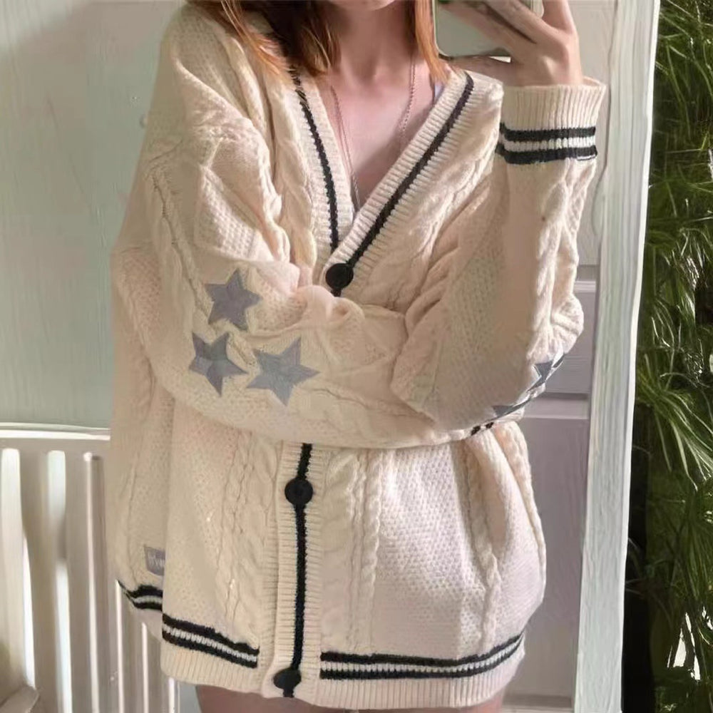 Damen Grobstrickjacke mit eleganten Sternenapplikationen und kontrastierenden Details Heidi-Mode