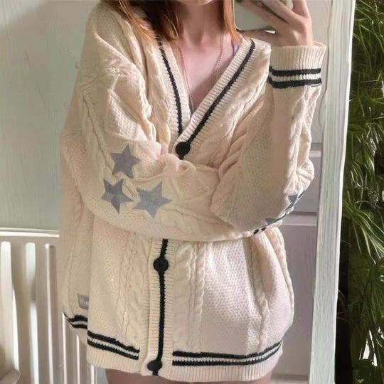 Damen Grobstrickjacke mit eleganten Sternenapplikationen und kontrastierenden Details Heidi-Mode