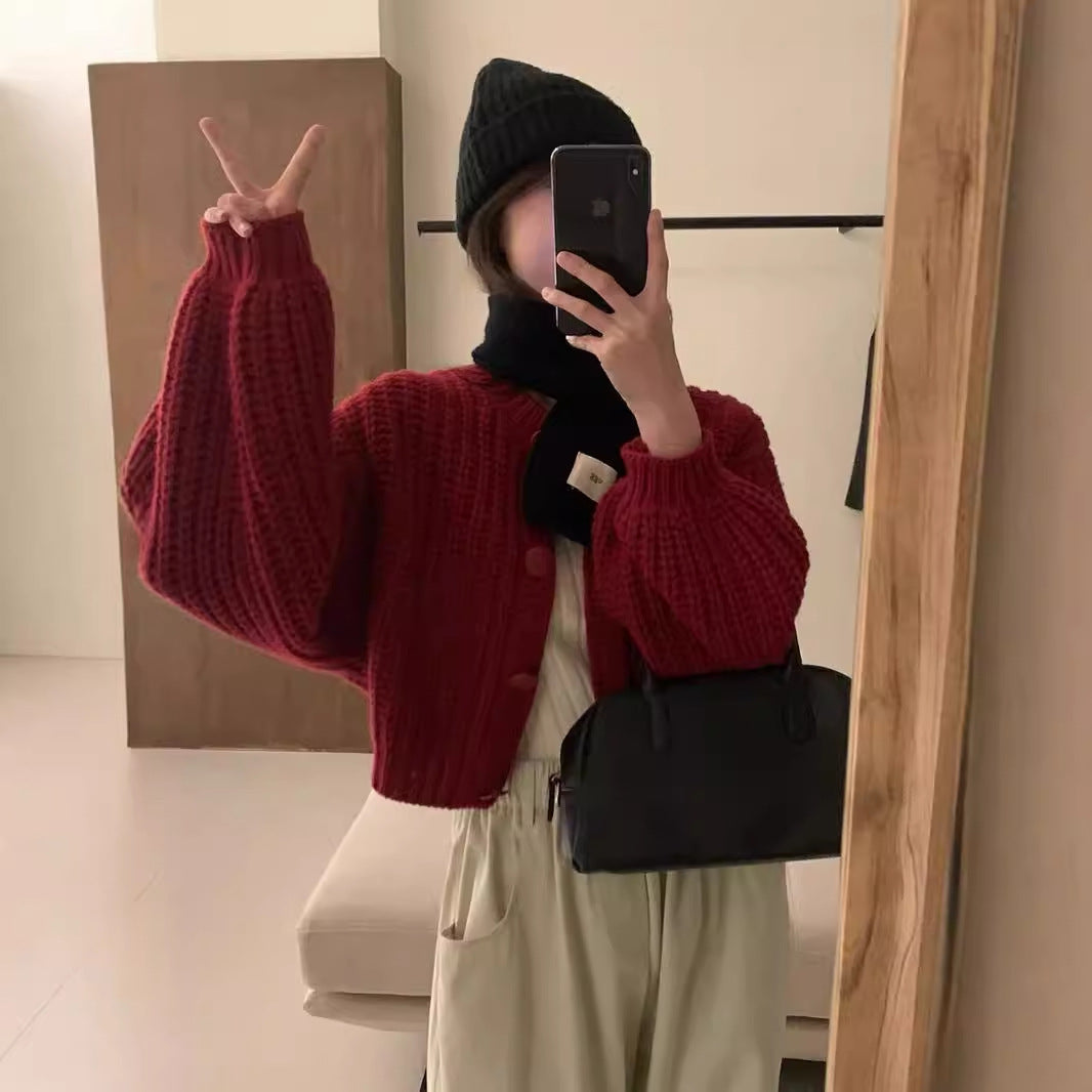 Damen Grobstrickjacke mit voluminösen Ärmeln und Knopfdetails Heidi-Mode