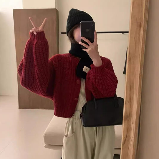 Damen Grobstrickjacke mit voluminösen Ärmeln und Knopfdetails Heidi-Mode