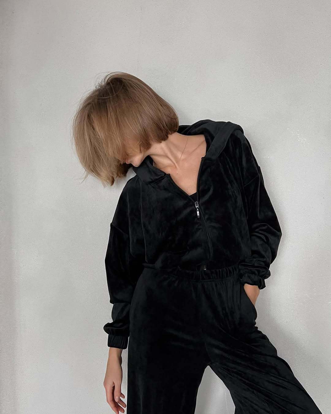 Damen sportliches Velours-Loungewear-Set mit praktischer Kapuze und elastischen Bündchen Heidi-Mode